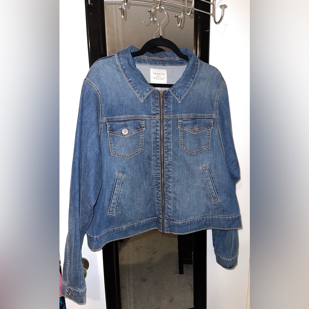 Torrid Women’s Cropped Medium Wash Denim Jean Jacket Zip Front Size 4